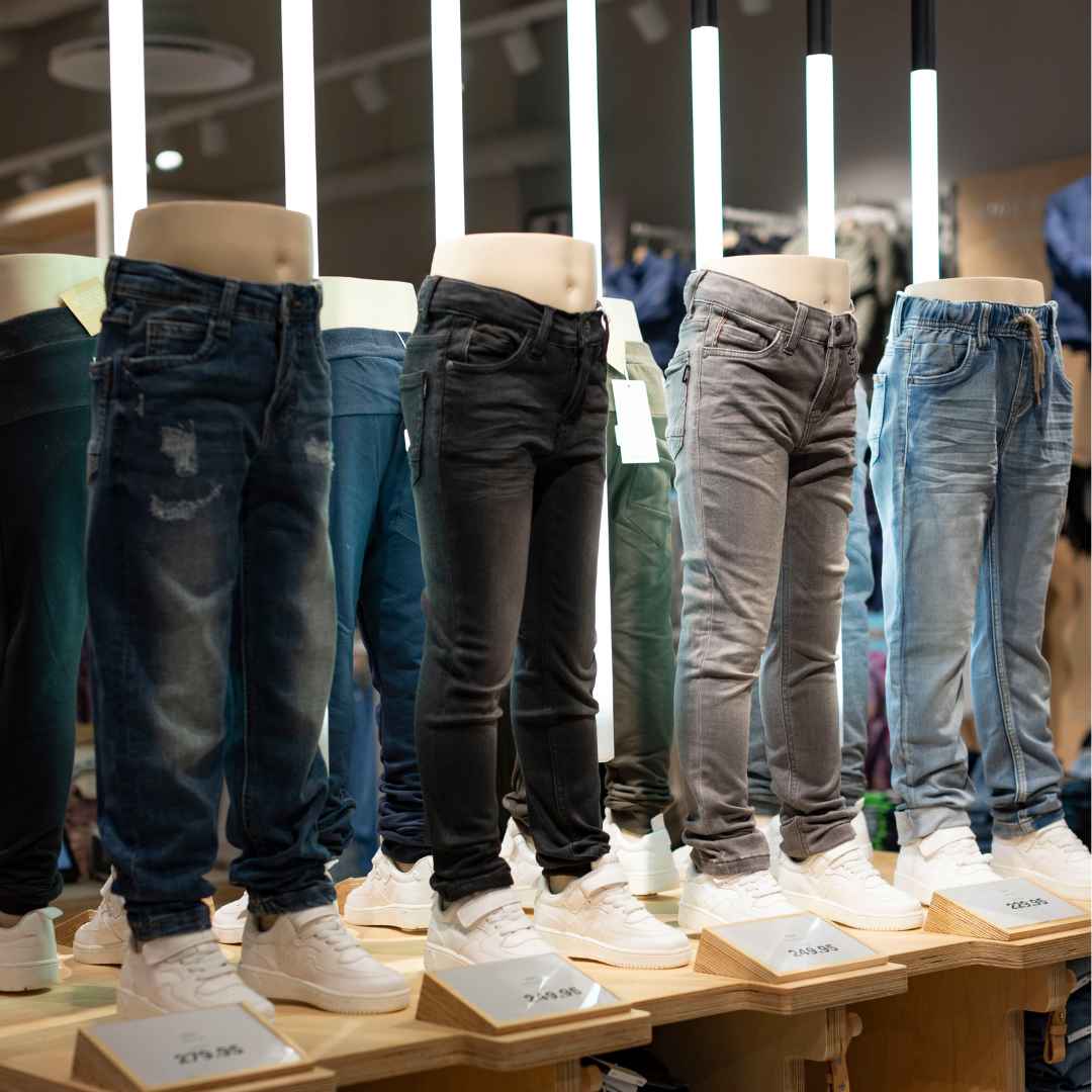 Jeans i forskellige farver fra Name It i Amager Centret. 